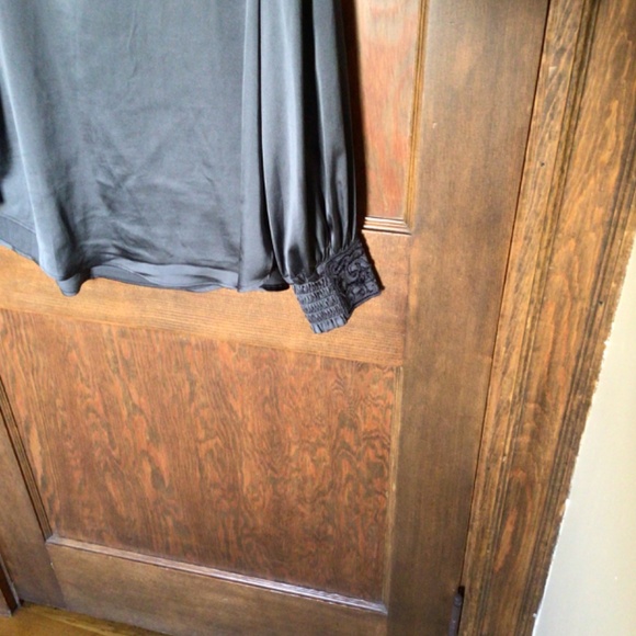 Chico’s Satin Chenille Smocked Long Sleeve Blouse in Chateau Gray sz 1 (8/10) - Picture 11 of 11